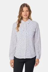 Blusa tipo camisa blanca de manga larga con botones nacarados ocultos con cartera. Tela suave y sedosa con doble capa en el frente para evitar transparencias.