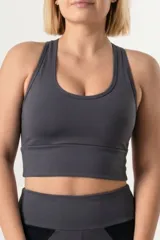 Top deportivo de color azul francia, con escote redondo y breteles anchos. Presenta un diseño de faja ancha en la parte inferior para mayor sujeción y ajuste al cuerpo.