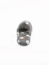 Pantuflas de estar por casa confeccionadas en tejido de peluche suave, color marrón con estampado de lunares blancos. Diseño abierto con plantilla acolchada y marca Lucce.
