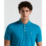 Polo celeste con cuello clásico, manga corta y logo de pingüino bordado en blanco en el pecho.