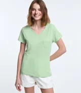 Remera azul de algodón con cuello en V y bolsillo en el pecho.