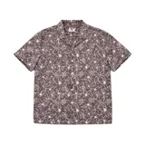 Camisa de manga corta Rusty, con cuello tipo cubano y cierre frontal de botones. Presenta un estampado floral lineal en color gris oscuro con detalles en blanco.