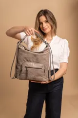 Cartera mochila color tostado, de cuero sintético, con compartimento principal amplio y bolsillos frontales con cierre. Tiene correas ajustables y asa superior para llevar al hombro o como mochila.