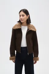 Campera de color marrón con cierre frontal, cuello y puños con detalle de piel sintética en tono beige.