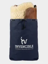 Bolso de lona azul marino con cordón ajustable, con el logo de la marca INVENSIBLE estampado en blanco.