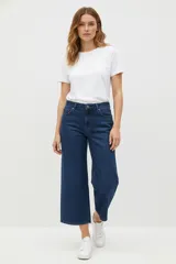 Pantalón de jean azul oscuro, tiro alto, corte ancho y largo tipo culotte.