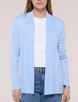 Cárdigan liviano blanco de punto acanalado, confeccionado en viscosa y elastano, con diseño de frente abierto, mangas largas entalladas y silueta fluida.