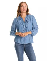 Blusa de lyocell con cuello a la base, escote en V y detalle de volados frontales. Presenta cierre con botones y mangas largas con puños elásticos fruncidos.