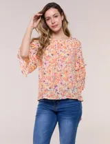 Blusa holgada de gasa estampada en tonos de amarillo, naranja y fucsia con diseño floral. Presenta escote redondo fruncido y mangas tres cuartos acampanadas con volados.