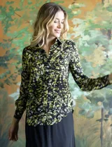 Camisa de gasa estampada marca Tahari, con cuello con solapa y abertura central con botones.