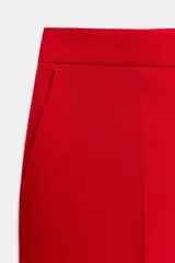 Pantalón de tiro alto con pernera recta, bolsillos laterales y cierre frontal con cremallera, botón y gancho.