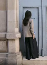 Pantalón vaquero de corte wide leg y tiro medio, confeccionado en tejido 100% algodón con diseño largo y lavado rinse wash. Cuenta con trabillas, detalle de pinzas, dos bolsillos laterales y cierre oculto de ganchos y cremallera.