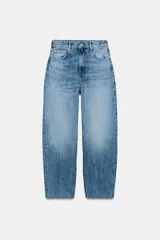 Jeans de tiro alto con corte tapered y largo al tobillo. Presenta cinco bolsillos, cintura con trabillas, cierre frontal con cremallera y botón, y detalle de raya planchada en el delantero.