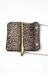 Cartera tipo bandolera con estampado animal print de leopardo, solapa frontal y correa larga de cadena metálica plateada. Presenta detalles de tachas pequeñas en los bordes.