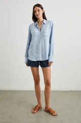 Short azul marino de tiro alto con cintura paperbag, bragueta con botones y cintura elástica.