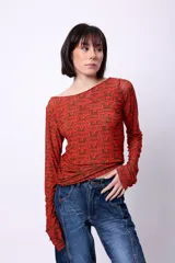 Top de microtul estampado con diseño a cuadros en tonos verde y azul, con escote asimétrico y mangas largas.