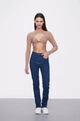 Top color beige de tejido de punto acanalado, con mangas largas y abertura en el pecho.