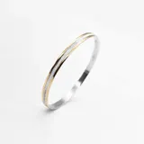 Esclava rígida de diseño minimalista, combinando plata y oro con acabado esmerilado.
