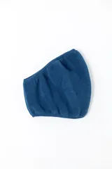 Cuello polar de textura suave en color azul marino, diseñado para brindar abrigo en el cuello.