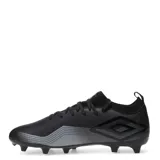 Championes de fútbol Umbro modelo Vibe HG, color negro con detalles en gris. Presentan un diseño de corte bajo con cuello elástico, cierre mediante cordones y suela con tapones para césped.