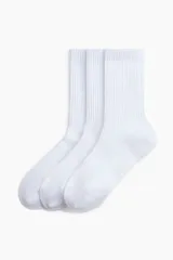 Pack de tres pares de medias deportivas blancas con caña acanalada, borde superior elástico, secciones de ventilación en malla, soporte de arco, talón y punta reforzados. Confeccionadas con tejido funcional DryMove™ que ayuda a absorber el sudor.