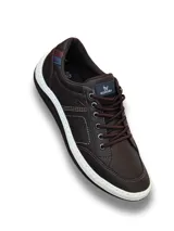 Zapato acordonado marrón con suela blanca.