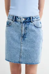 Minifalda de jean celeste claro con lavado medio, tiro medio, bolsillos frontales y diseño con dobladillo desflecado.