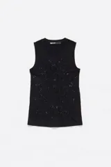 Musculosa negra ajustada al cuerpo, con cuello redondo y apliques de piedras fantasía en el frente.