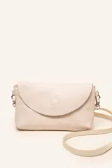 Cartera bandolera color beige, confeccionada en 100% cuero, con solapa redondeada, detalle de flor grabada y correa larga ajustable.