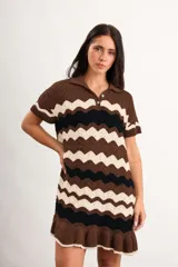 Vestido corto de punto con patrón en zigzag de franjas azules, marrones y amarillas, cuello polo con cierre frontal de un botón, mangas cortas y volado en el ruedo.