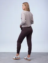 Pantalón jogger color beige, marca Zac & Rachel, con pretina ancha elastizada, lazo de ajuste, bolsillos delanteros y puños elastizados en los tobillos.