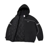 Campera con capucha Supreme x Nike de nylon en color negro, con cierre frontal completo, detalles de líneas blancas en el pecho y mangas, y el logo de Nike bordado en el pecho.