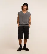 Bermuda baggy cargo para hombre confeccionada en jean negro, con cintura con trabillas, bolsillos laterales utilitarios y cierre frontal con botón y cremallera.