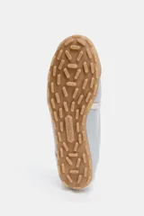 Bailarina deportiva de estilo casual confeccionada en tejido con efecto satinado color celeste. Presenta tiras elásticas cruzadas en el empeine con cierre mediante hebilla, puntera redonda y suela de goma color tostado.