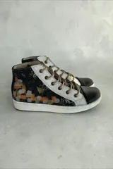 Botas de caña alta de cuero color negro jaspeado y peltre, con diseño de arte pintado a mano en la parte trasera, puntera negra y cordones en tono tostado.