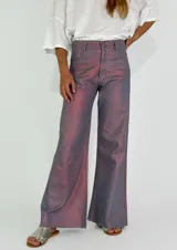 Pantalón acampanado color gris con reflejos rosados.