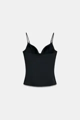 Top negro ajustado al cuerpo con escote corazón y copas preformadas, sostenido por tirantes finos ajustables.