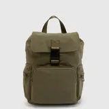 Mochila Bubba modelo Mila, color verde militar, con solapa superior, cierre con hebilla plástica, bolsillos frontales y laterales con cierre, asa de mano superior y texto impreso en la parte inferior del frente.