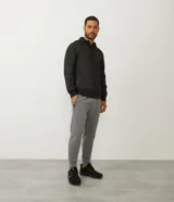 Pantalón deportivo masculino liso color negro, con ajuste elástico en la cintura y bolsillos laterales.