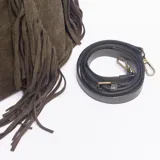 Cartera tipo bolso de gamuza color verde, con diseño de flecos laterales, asa de hombro fija y correa larga ajustable extraíble.