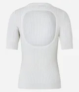 Blusa negra de viscosa con cuello redondo, mangas cortas y textura acanalada. Presenta un recorte oval en la espalda.