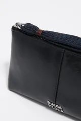 Neceser de tamaño grande Bimba Y Lola confeccionado en piel vacuna color negro. Cuenta con cierre de cremallera, tirador de cordón y logo metálico de la marca en el frente.