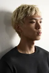 Camiseta de manga larga con cuello redondo, confeccionada en tejido con estructura de canalé y corte relajado.