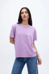 Remera de algodón color lila con cuello redondo y manga corta. Presenta un pequeño bordado en el pecho con texto en color blanco.