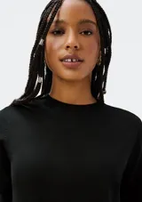 Blusa color beige de tejido de punto, con cuello redondo y mangas cortas.