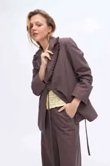 Blazer gris a rayas con solapa de volados, manga larga y lazo ajustable en la cintura.