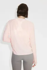 Camiseta deportiva de manga larga con tecnología DryMove™, cuello redondo y diseño con aberturas para el pulgar en los puños, de corte estándar y color rosado.