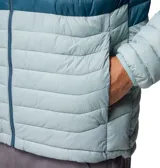 Campera tipo puffer con capucha de la marca Columbia, modelo Powder Pass. Presenta un diseño de bloques de color en tonos azul, gris y amarillo, con cierre frontal completo y bolsillos laterales. Es una prenda ligera y abrigada, ideal para actividades al aire libre.