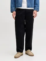 Pantalón chino negro de corte recto y holgado.