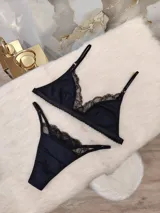 Conjunto de lencería compuesto por un bralette triangular de algodón con detalles de encaje en los bordes y una bombacha colaless a juego con detalles de encaje laterales.